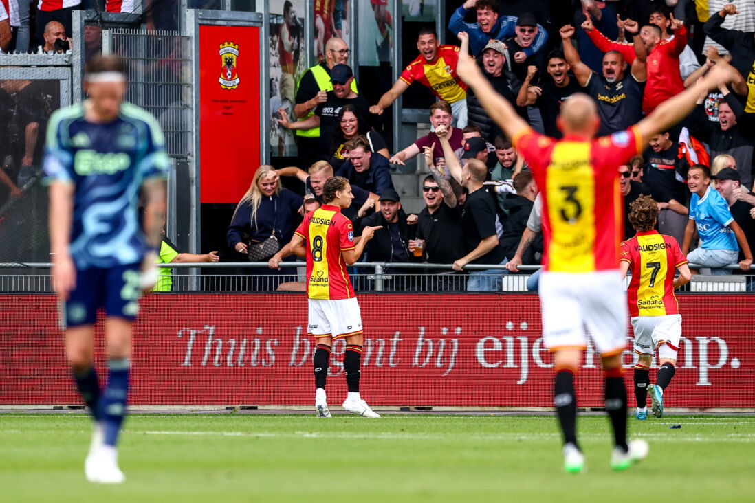 Evert Linthorst viert zijn treffer met de supporters