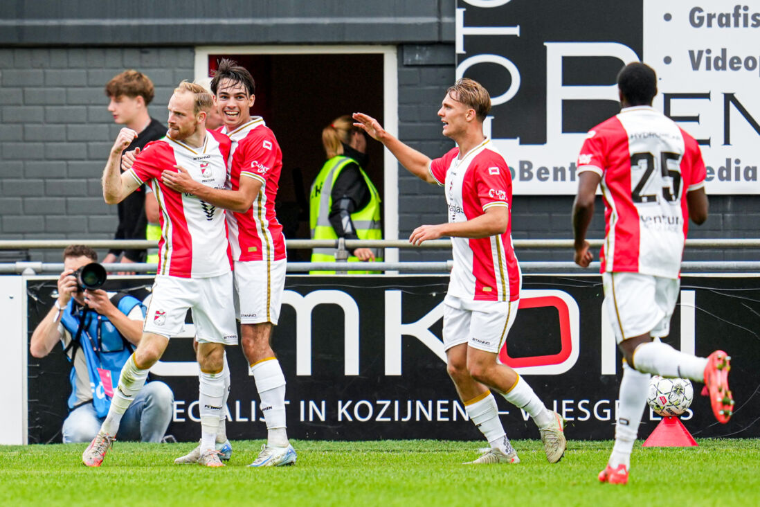 Romano Postema viert doelpunt voor FC Emmen