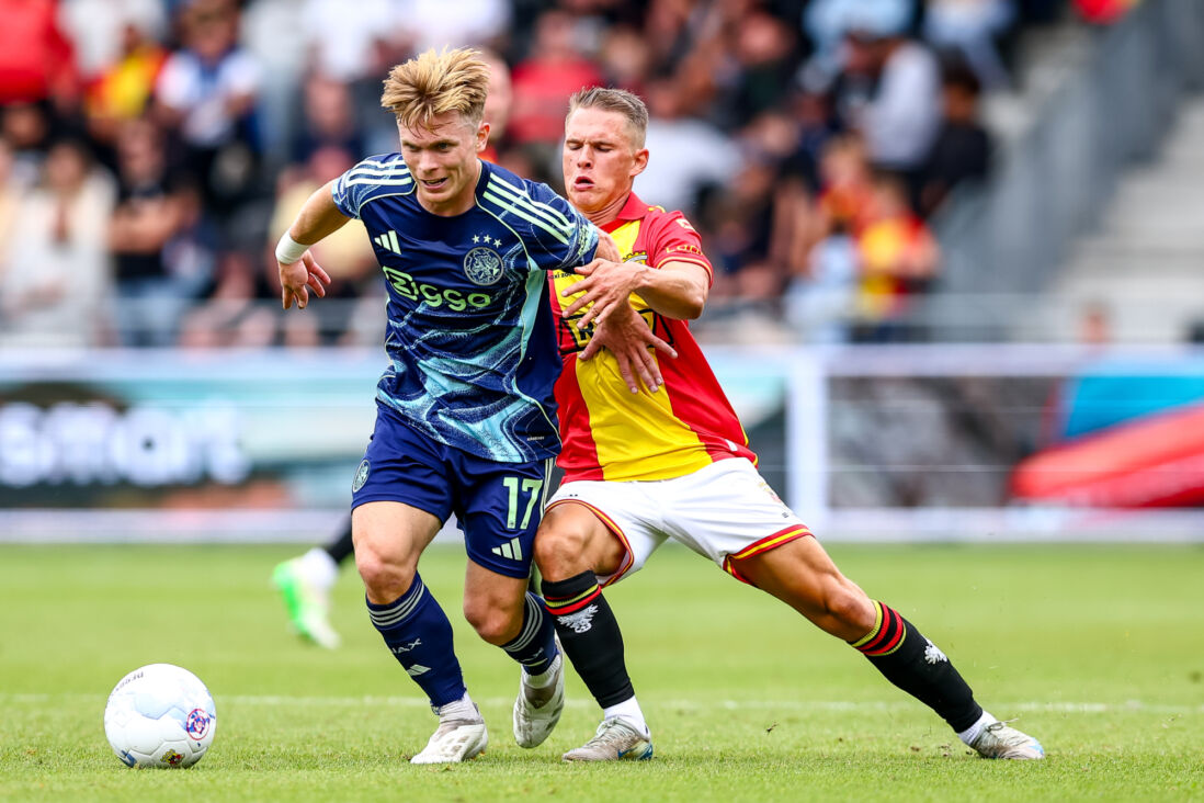 Oliver Edvardsen in actie tegen Go Ahead Eagles