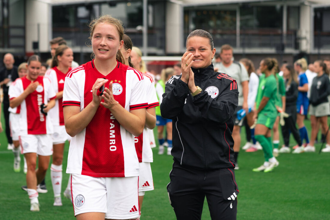 Jonna van de Velde en Sherida Spitse bij Ajax