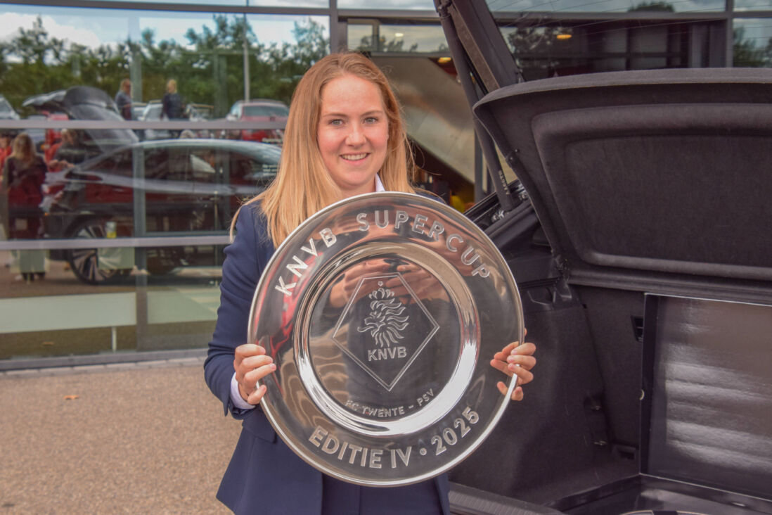 Lucienne Reichardt met de Super Cup