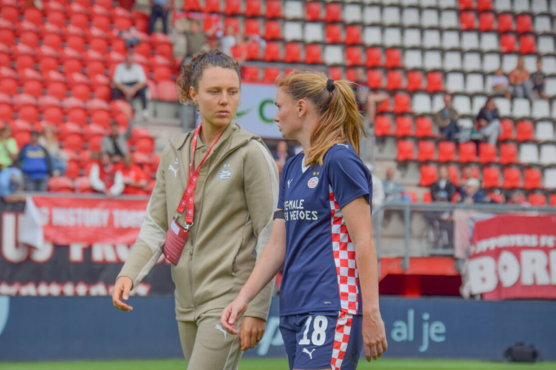 Fenna Kalma en Liz Rijsbergen bij PSV