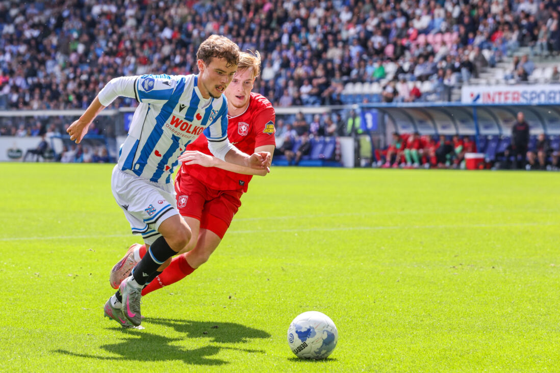 Jacob Trenskow in actie tegen FC Twente