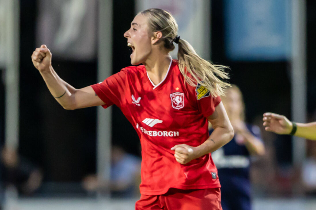 Jill Roord juicht na haar goal tegen Crvena Zvezda