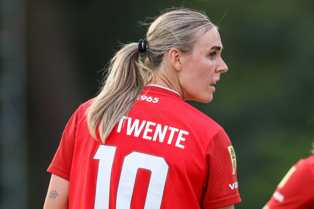 Jill Roord in het shirt van FC Twente
