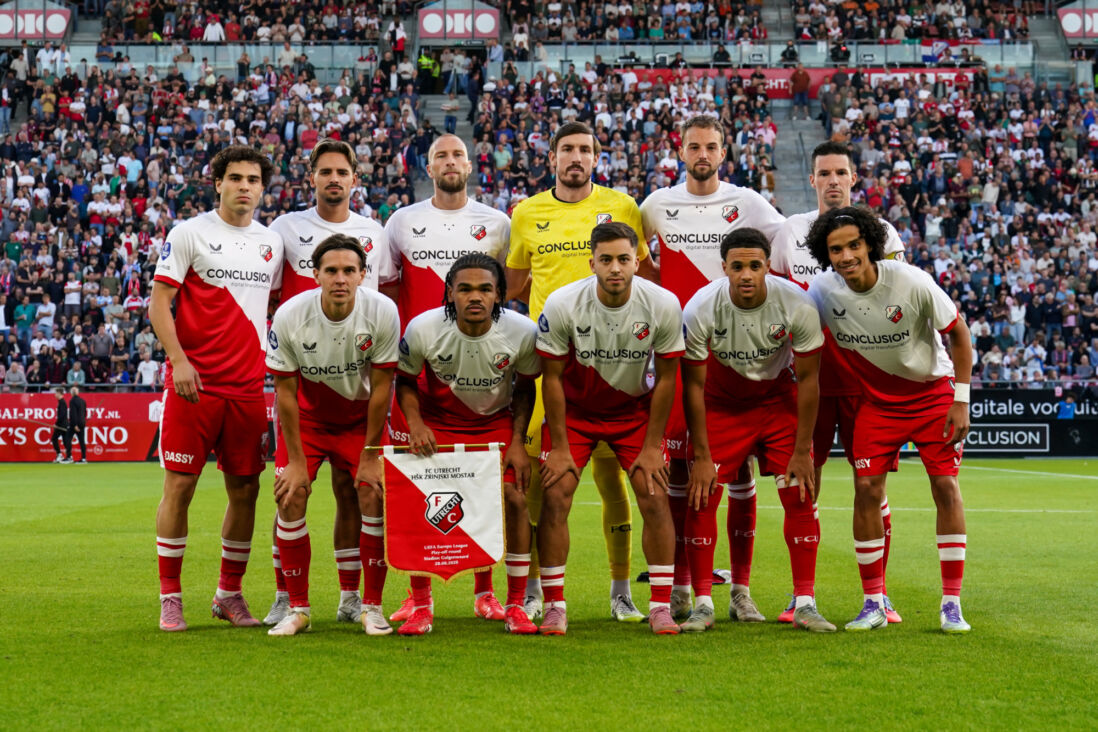 Het elftal van FC Utrecht voorafgaand aan de wedstrijd tegen HSK Zrinjski Mostar