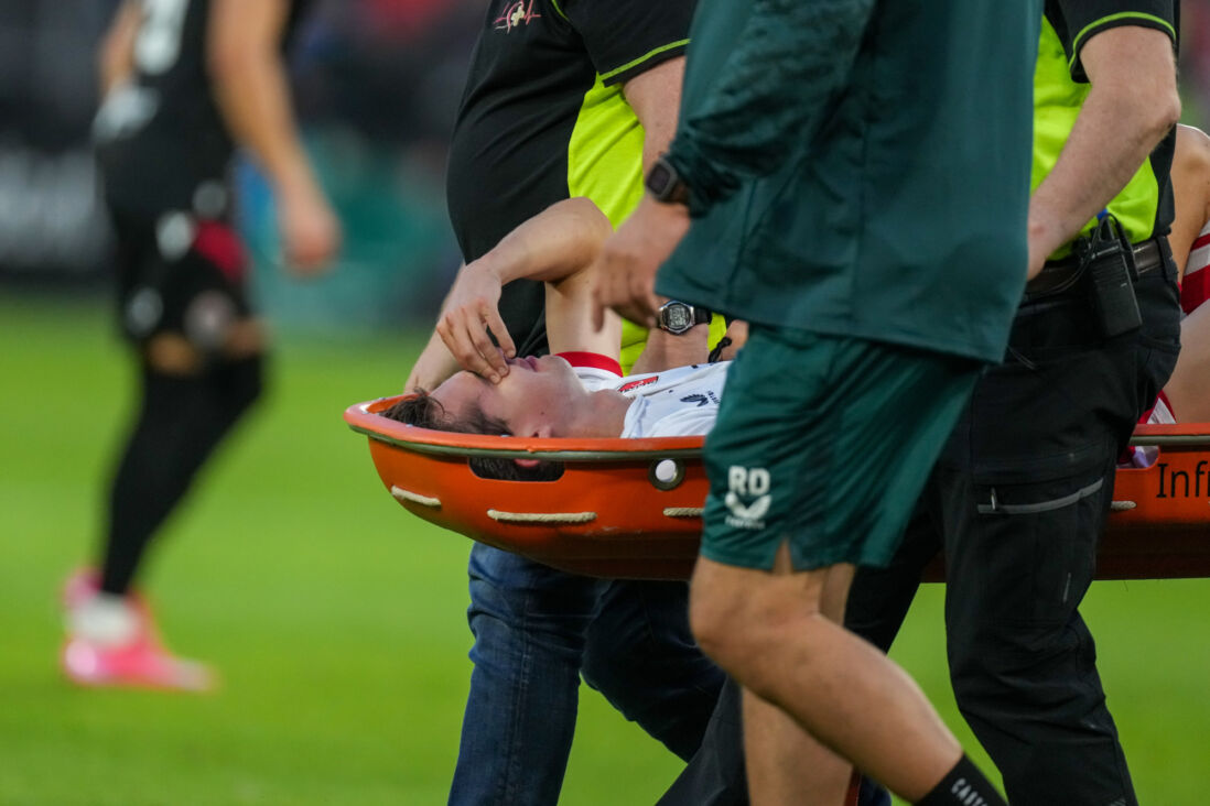 Victor Jensen gaat per brancard van het veld