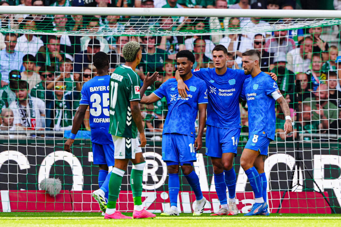 Bayer Leverkusen viert de treffer van Malik Tillman