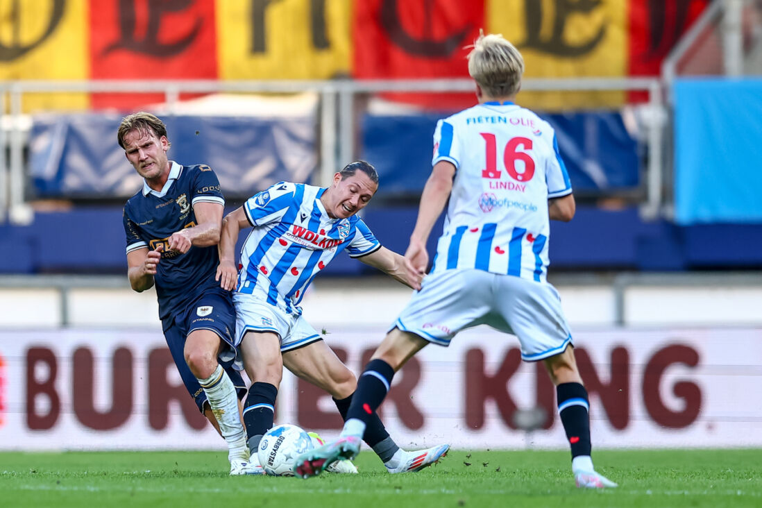 Een duel tijdens SC Heerenveen - Go Ahead Eagles