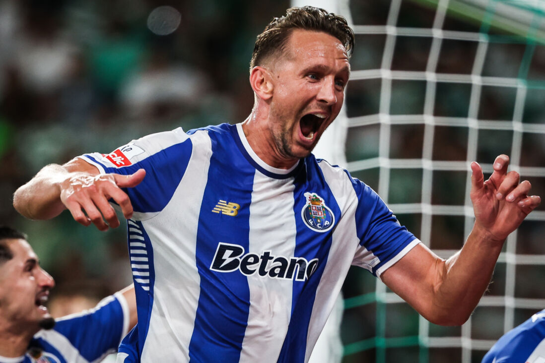 Luuk de Jong viert zijn goal namens FC Porto tegen Sporting