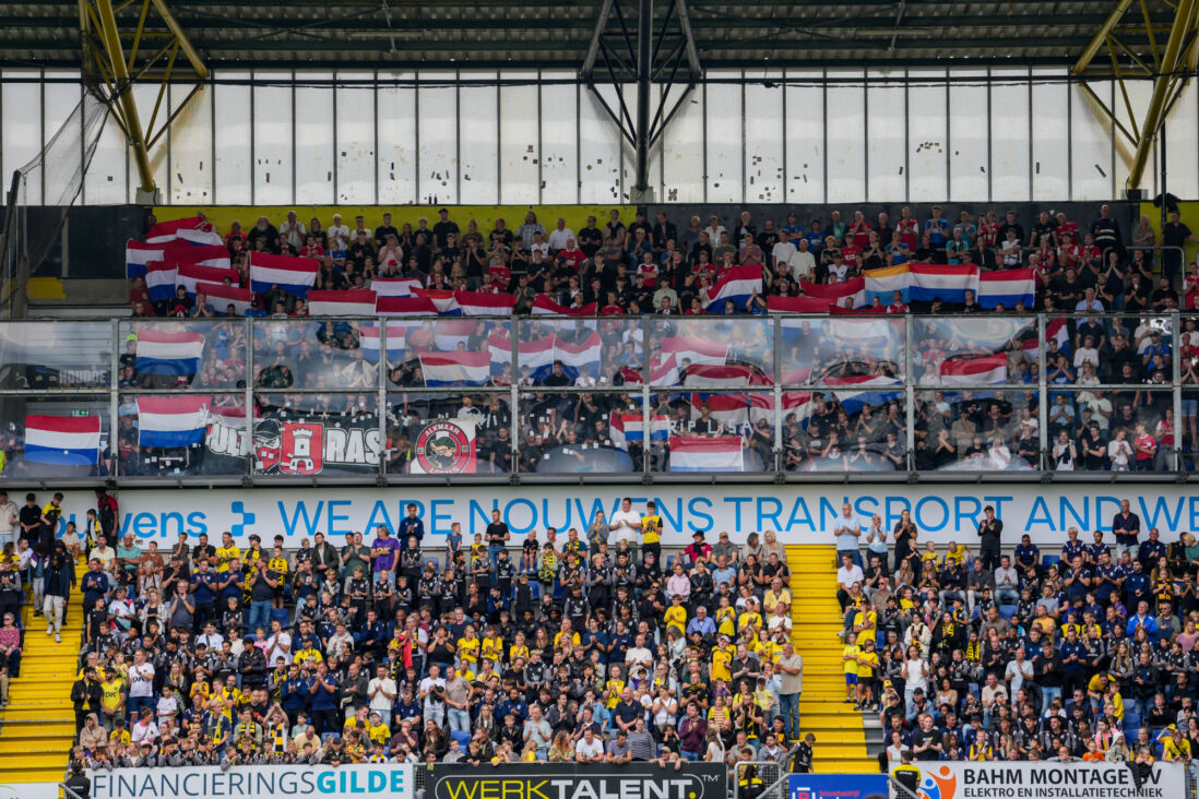 Fans van AZ in het uitvak van NAC