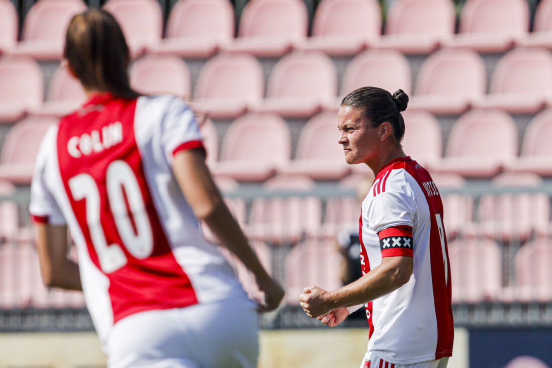Sherida Spitse juicht na haar goal voor Ajax