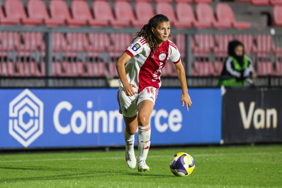 Danique Noordman aan de bal namens Ajax