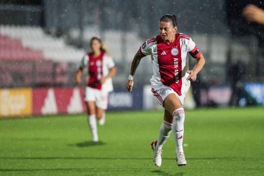Sherida Spitse in actie namens Ajax
