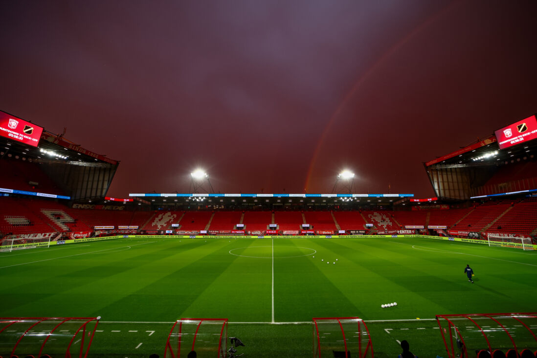 Een regenboog boven De Grolsch Veste
