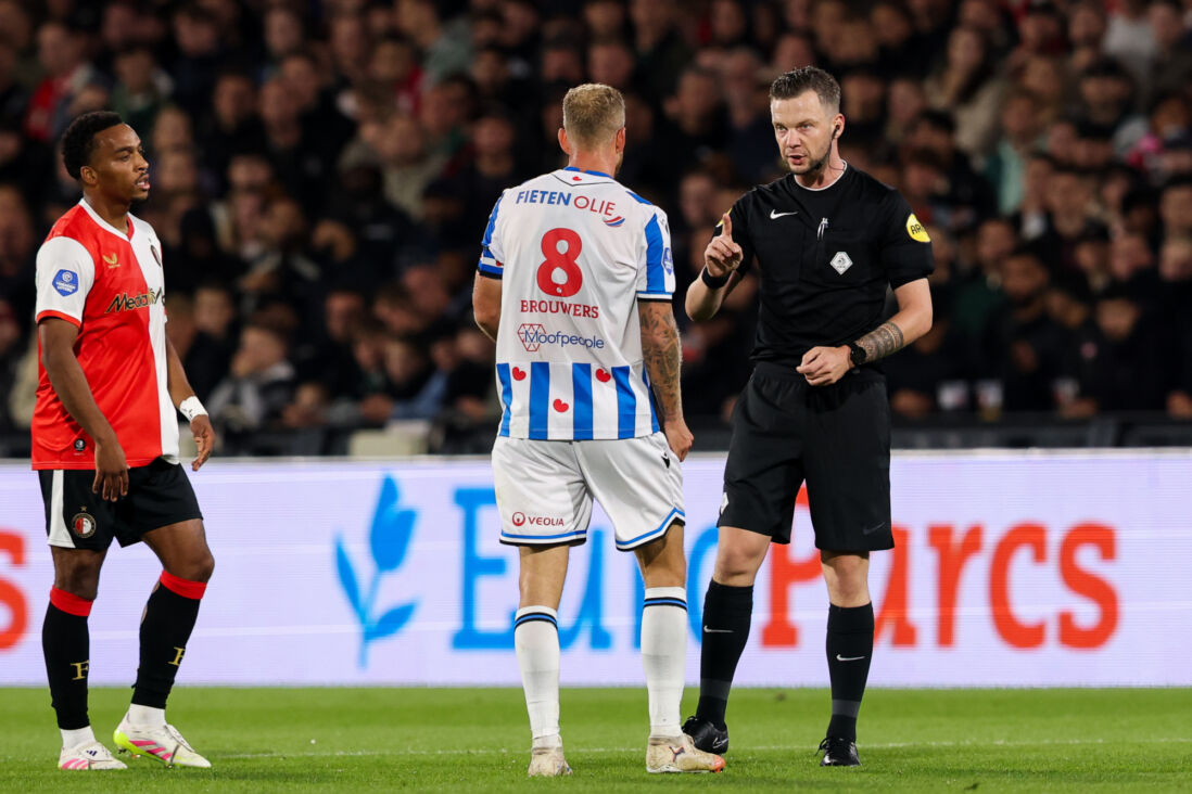 Luuk Brouwers in discussie met Robin Hensgens