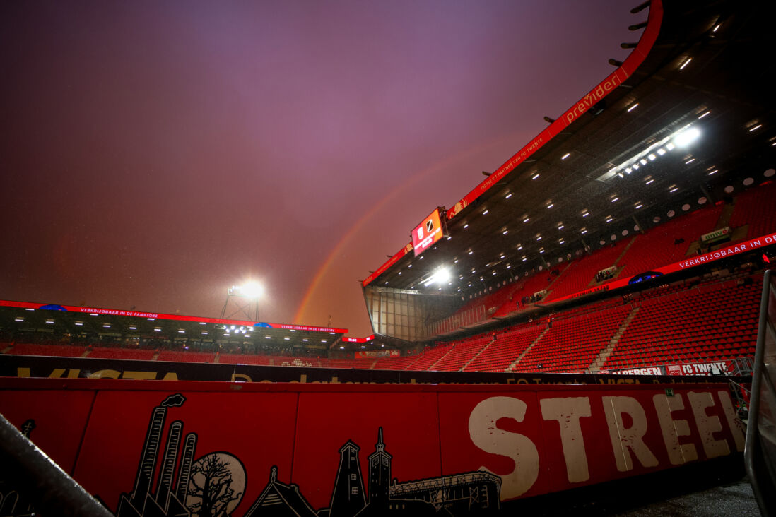 Een regenboog boven De Grolsch Veste
