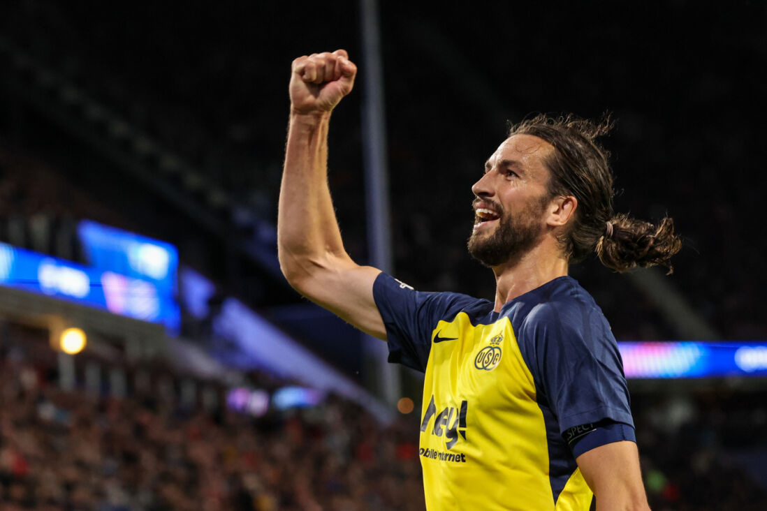 Christian Burgess viert de overwinning op PSV