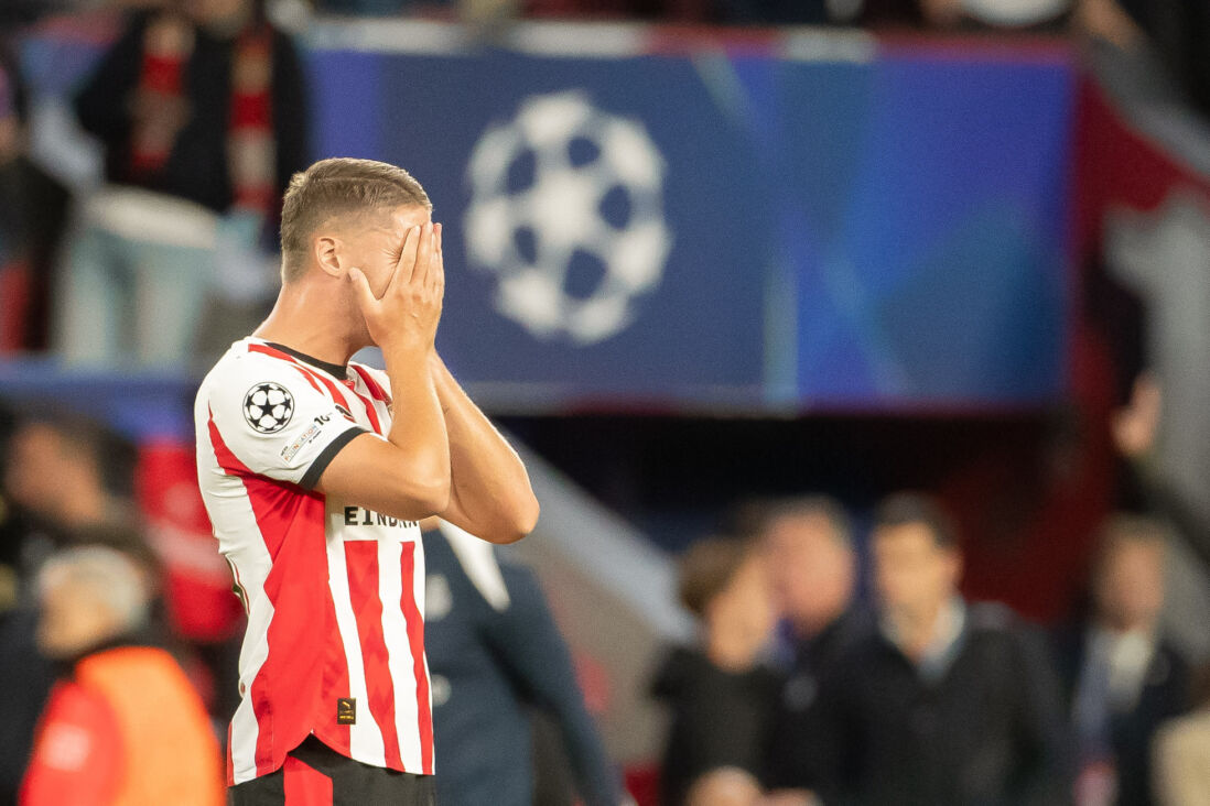 Joey Veerman baalt van de nederlaag in de Champions League