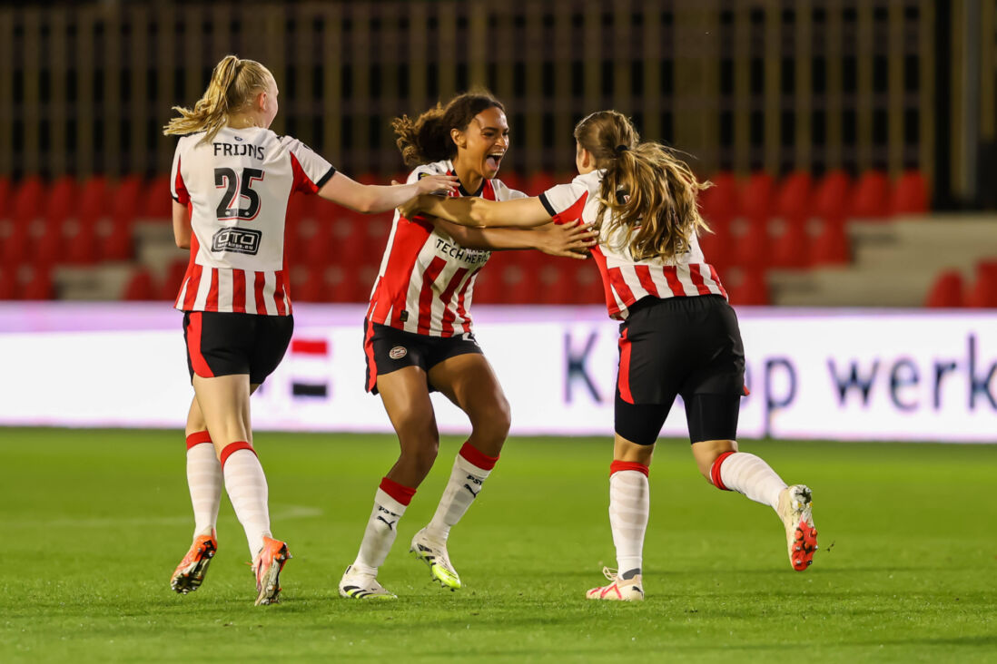 Emma Frijns, Nina Nijstad en Emmeke Henschen juichen