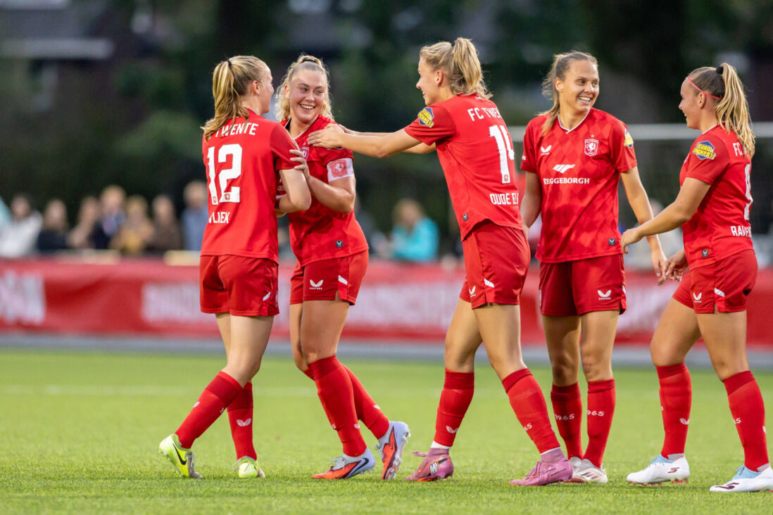 Danique van Ginkel wordt gefeliciteerd met haar goal voor FC Twente