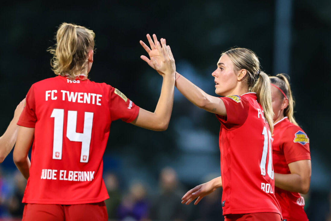 Jill Roord wordt gefeliciteerd met haar goal voor FC Twente