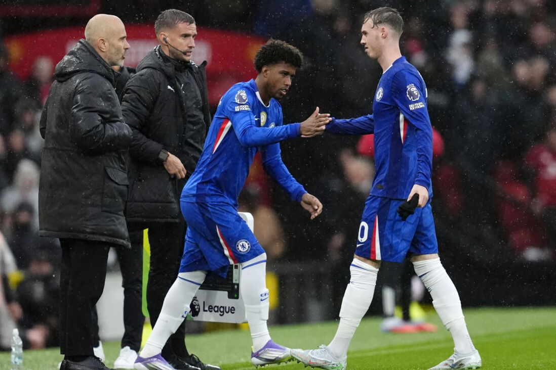 Cole Palmer verlaat geblesseerd het veld