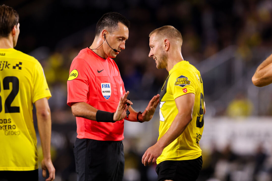 Dennis Higler in discussie met Lewis Holtby