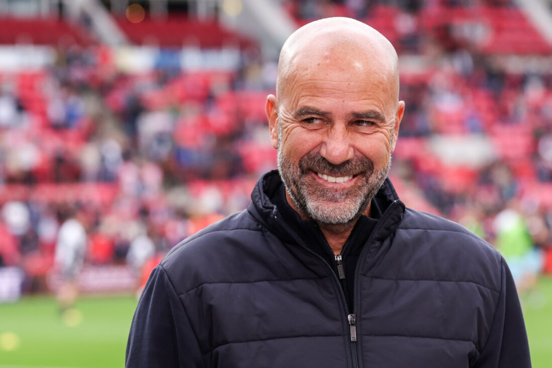 Een ontspannen Peter Bosz in het Philips Stadion