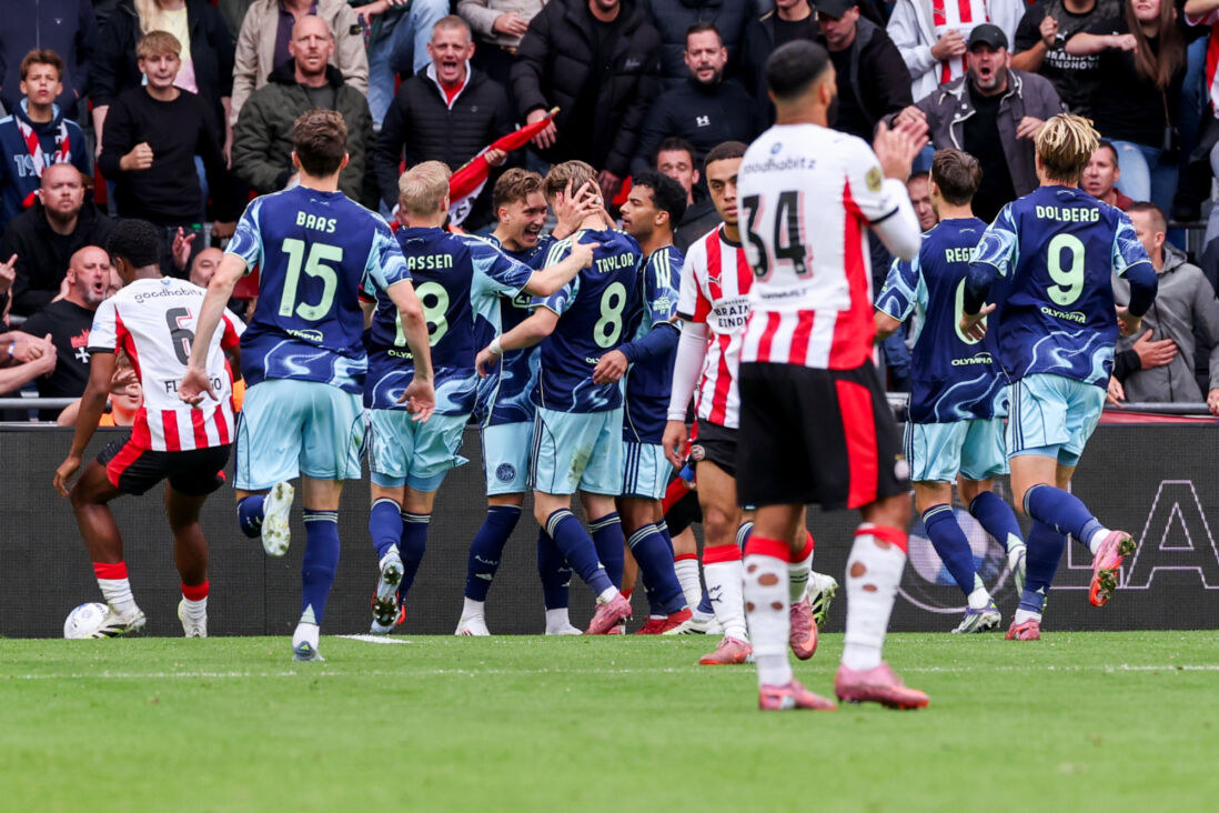 Ajax viert het doelpunt tegen PSV