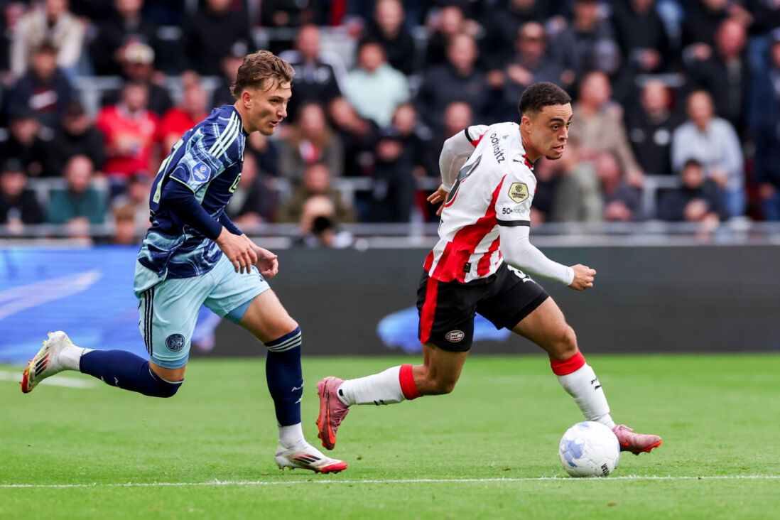 Sergiño Dest aan de bal voor PSV
