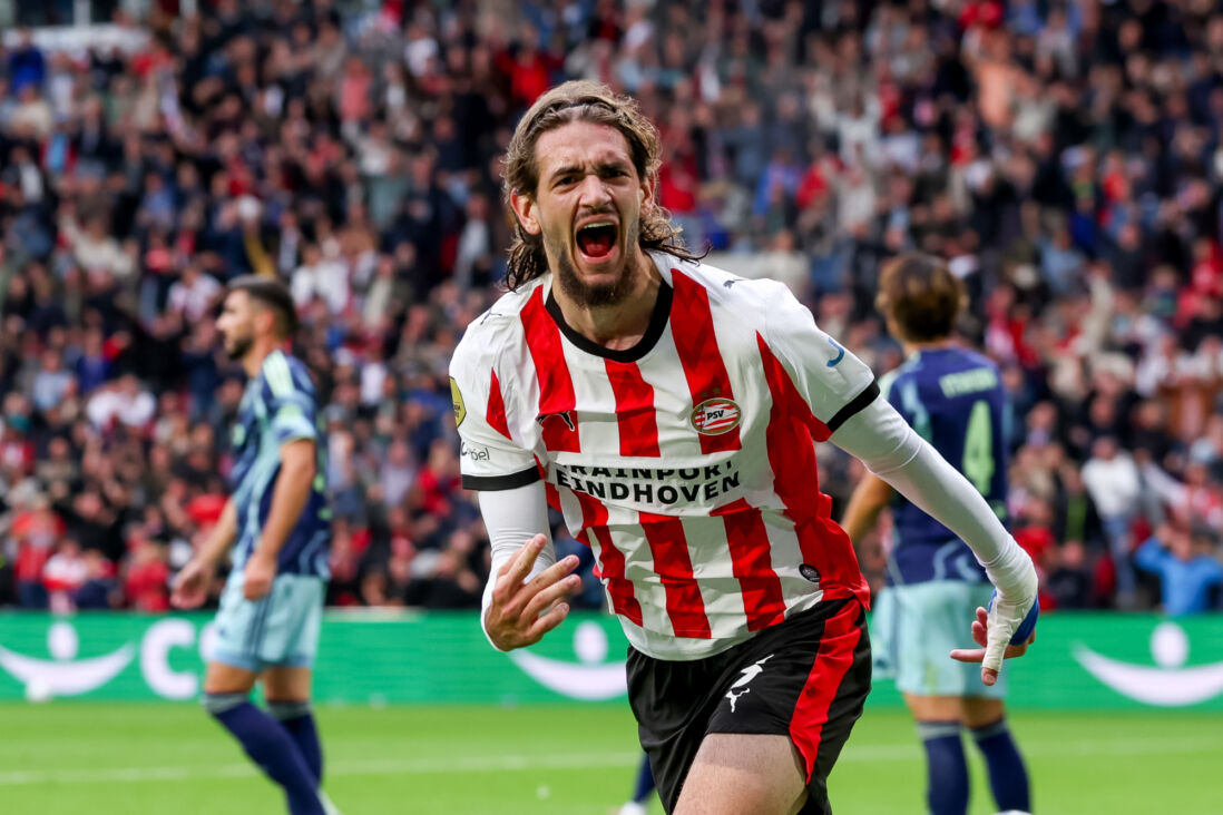 Yarek Gasiorowski viert zijn goal tegen Ajax