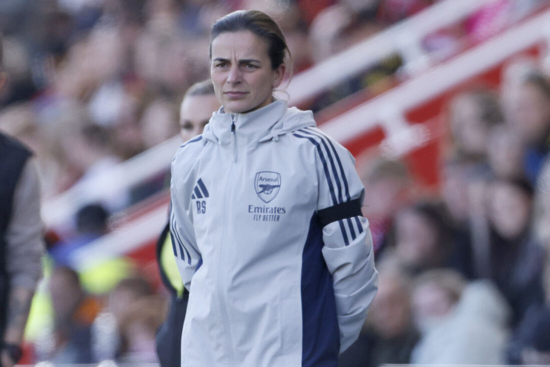 Renée Slegers met een rouwband voor Matt Beard