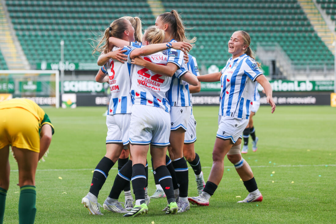 SC Heerenveen Vrouwen vieren een doelpunt