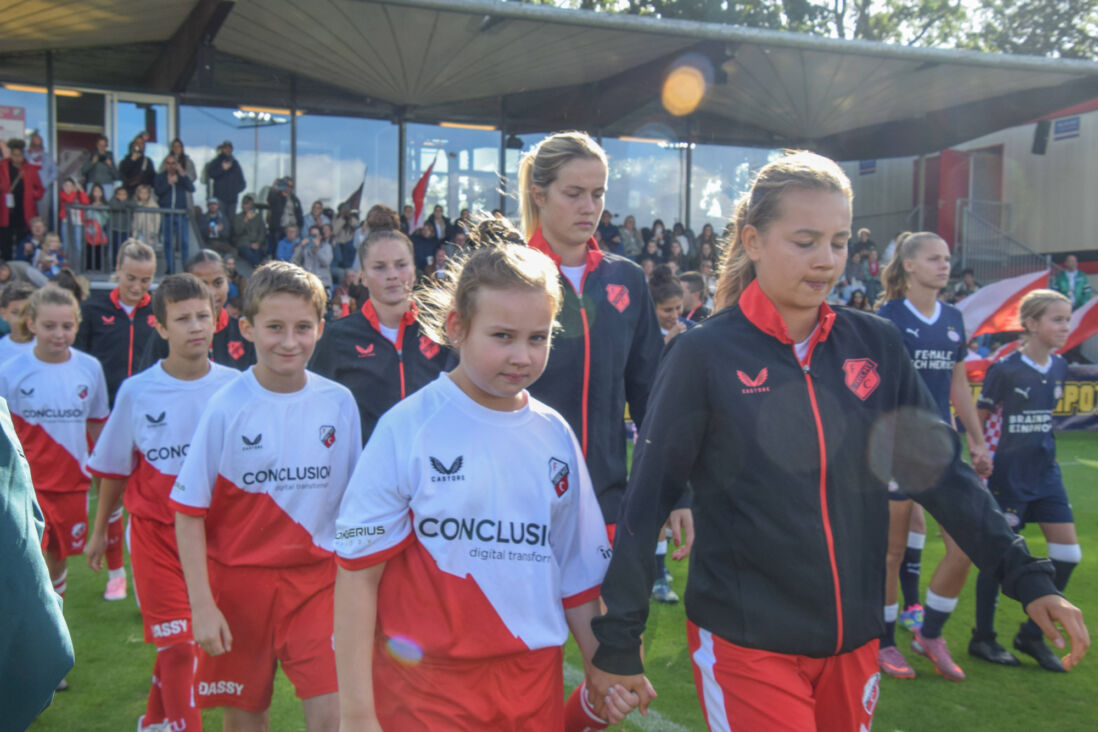 De speelsters van FC Utrecht lopen het veld op
