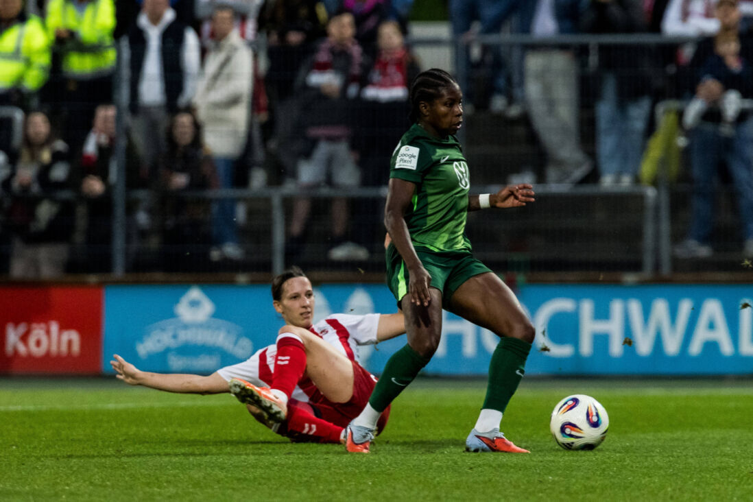 Lineth Beerensteyn (Vfö Wolfsburg) in actie tegen 1.FC Köln