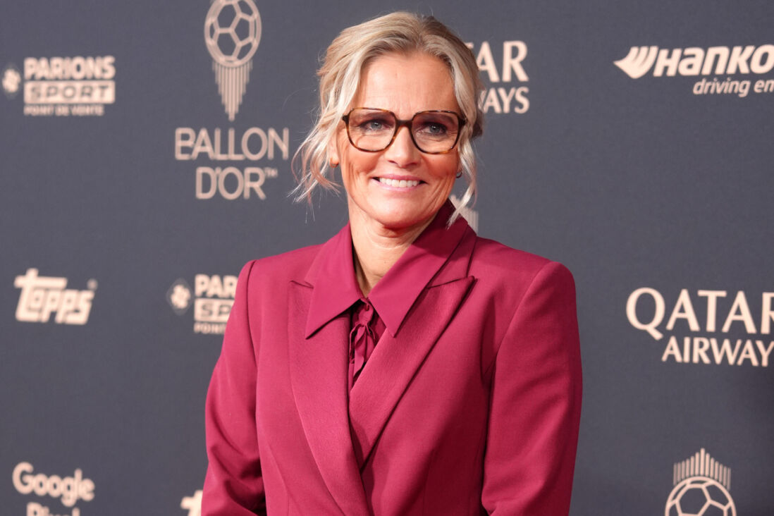 Sarina Wiegman op de rode loper van het Ballon d'Or-gala