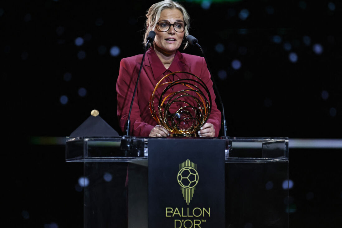 Sarina Wiegman spreekt op het Ballon d'Or-gala