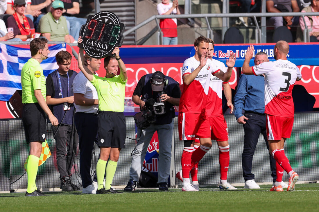 Mike van der Hoorn (FC Utrecht) gaat naar de kant