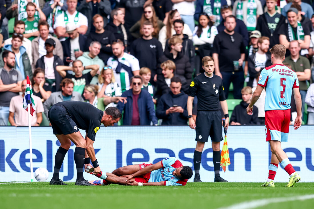 Quinten Timber ligt geblesseerd op de grond