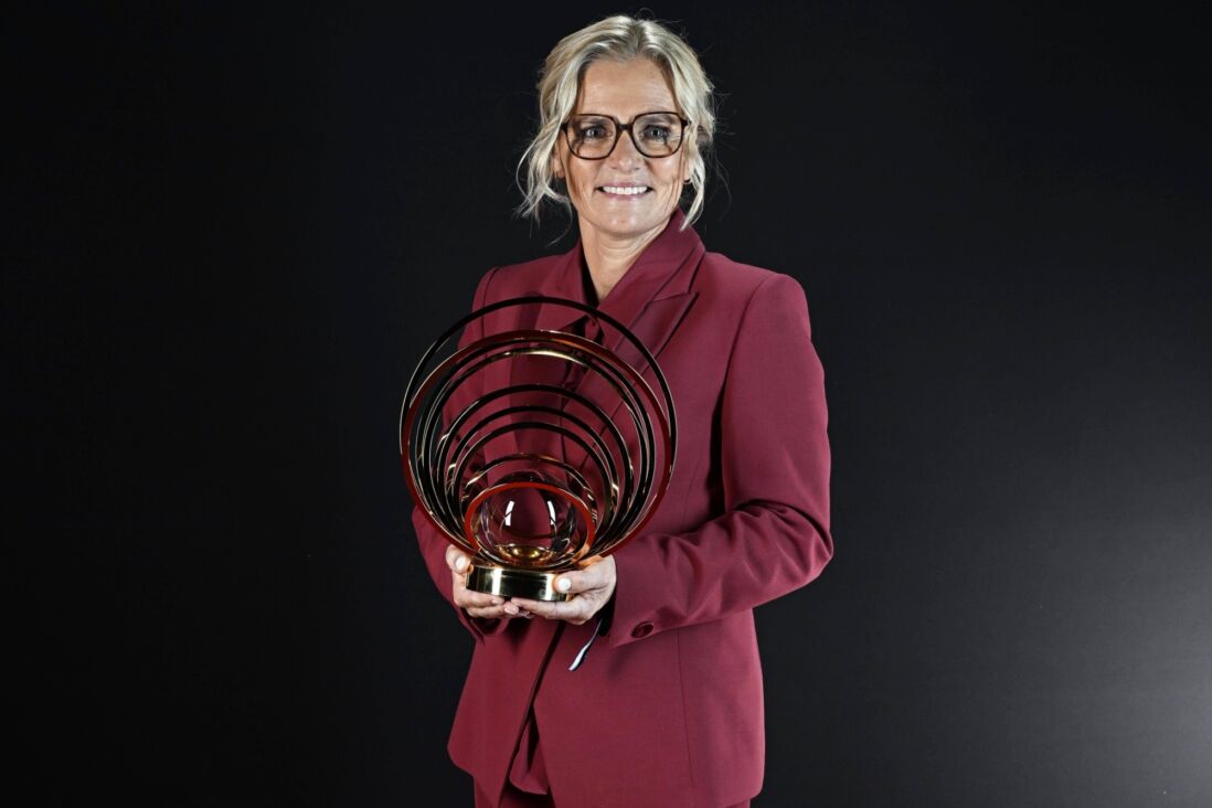 Sarina Wiegman met de Johan Cruyff Trophy