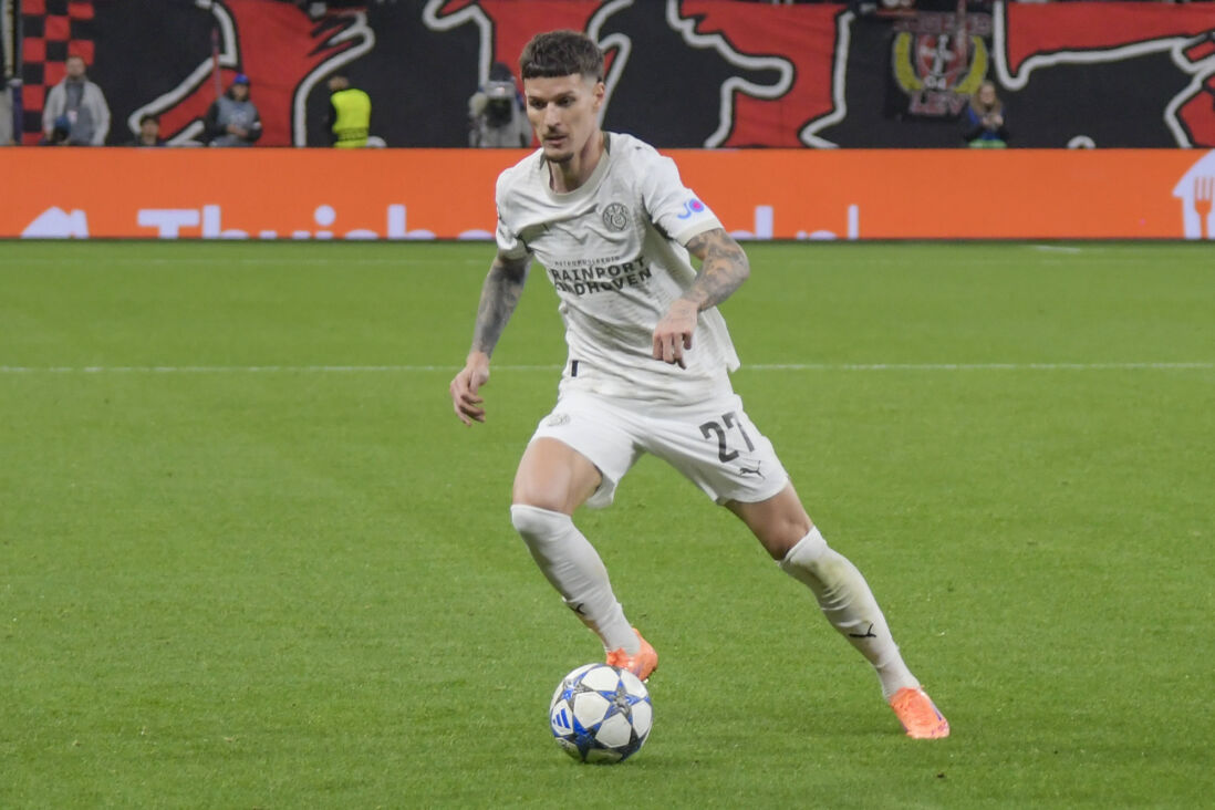 Dennis Man tegen Bayer Leverkusen