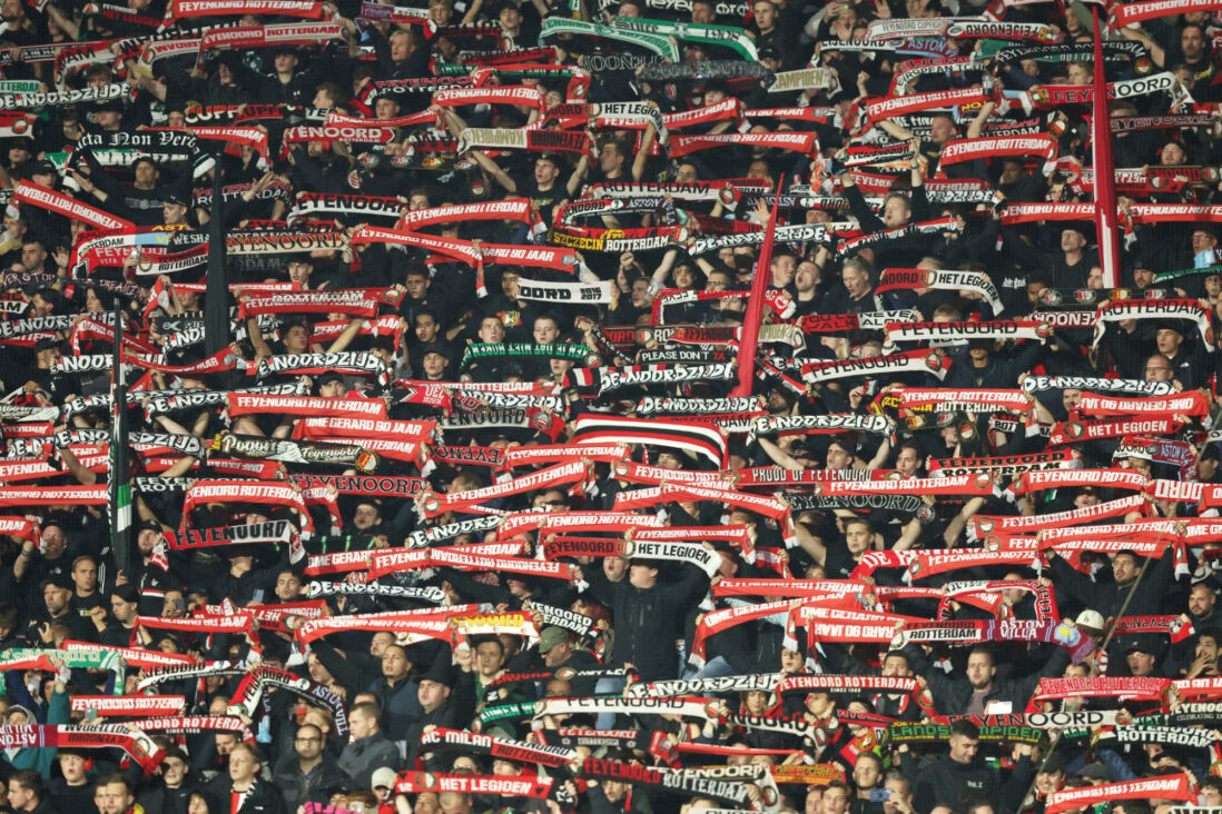 Supporters van Feyenoord voor een Europees duel