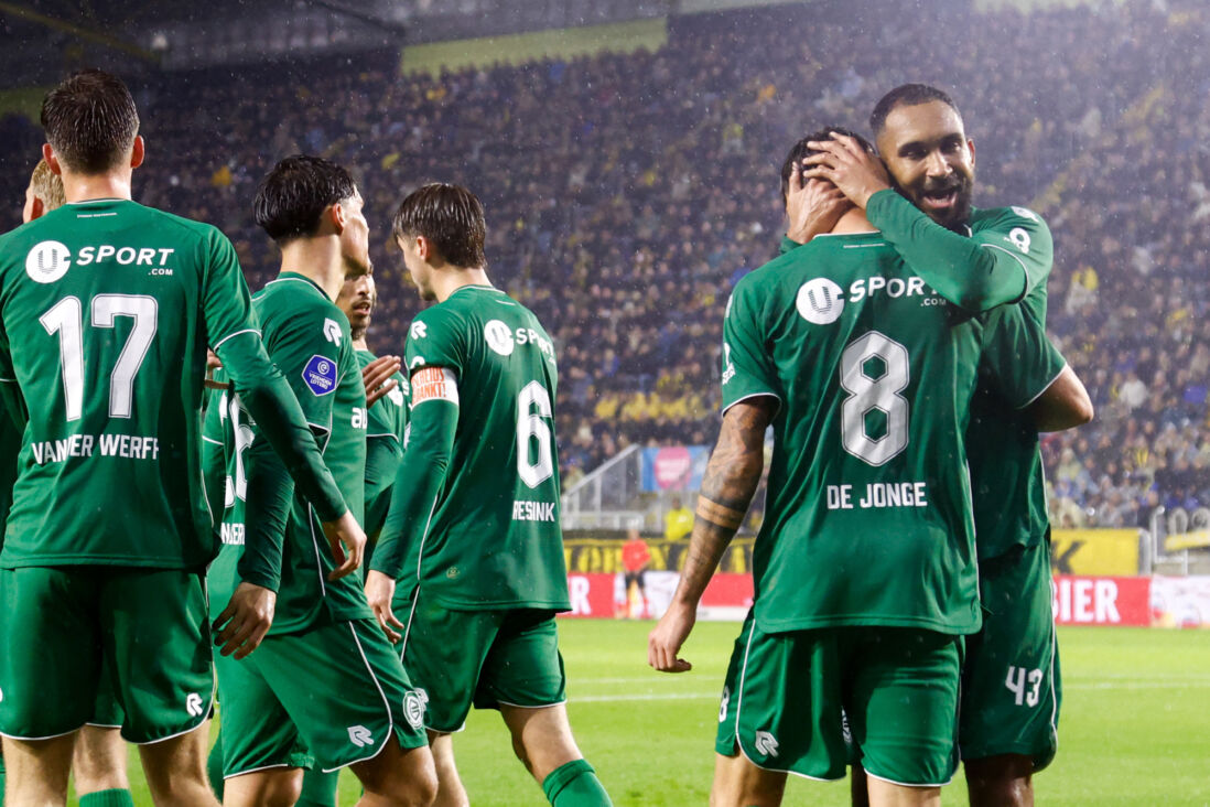 FC Groningen viert de treffer tegen NAC Breda