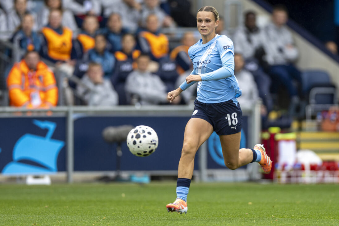 Kerstin Casparij in actie namens Manchester City