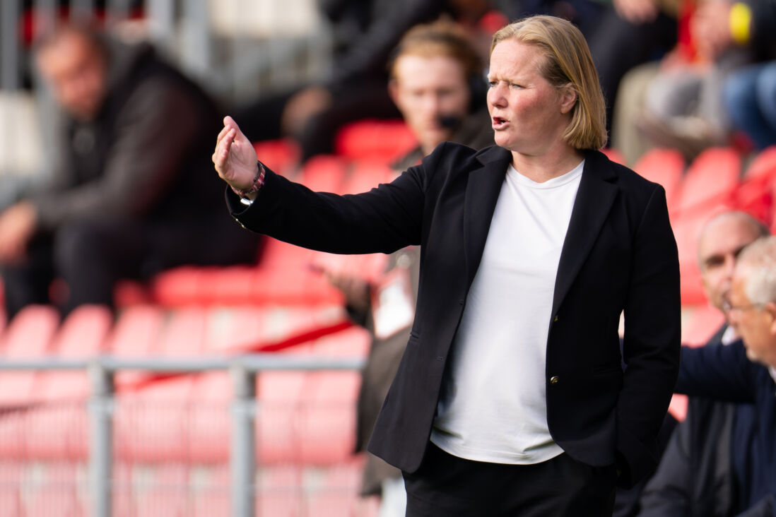 Corina Dekker langs de lijn bij FC Twente