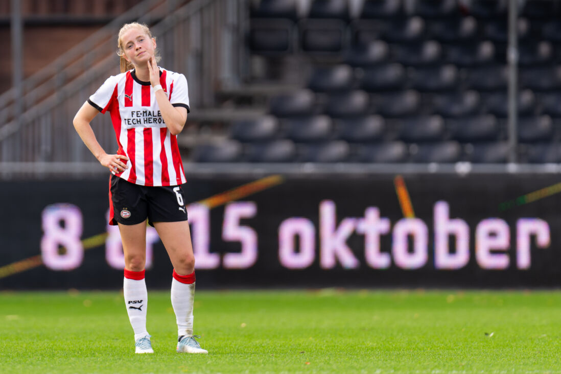 Robine Lacroix (PSV) baalt na de nederlaag tegen FC Twente