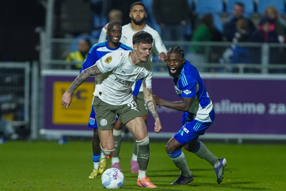 Dennis Man is zijn Zwolse tegenstander te snel af