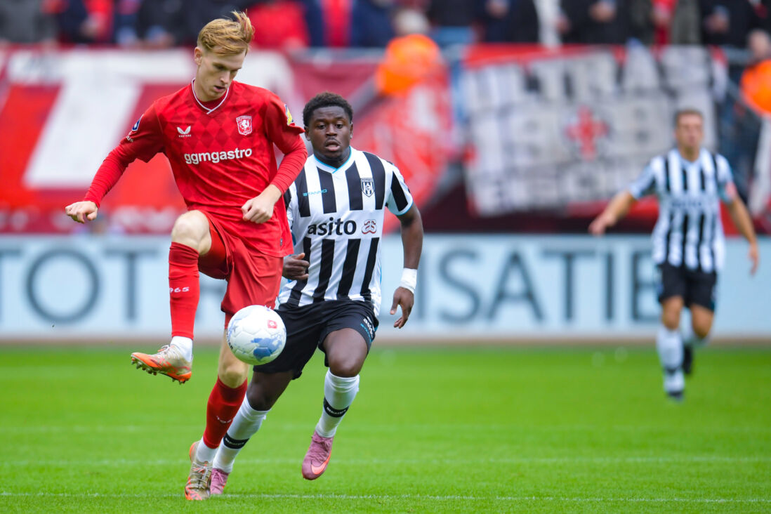 Mats Rots (FC Twente) met in zijn rug Bryan Limbombe (Heracles Almelo)