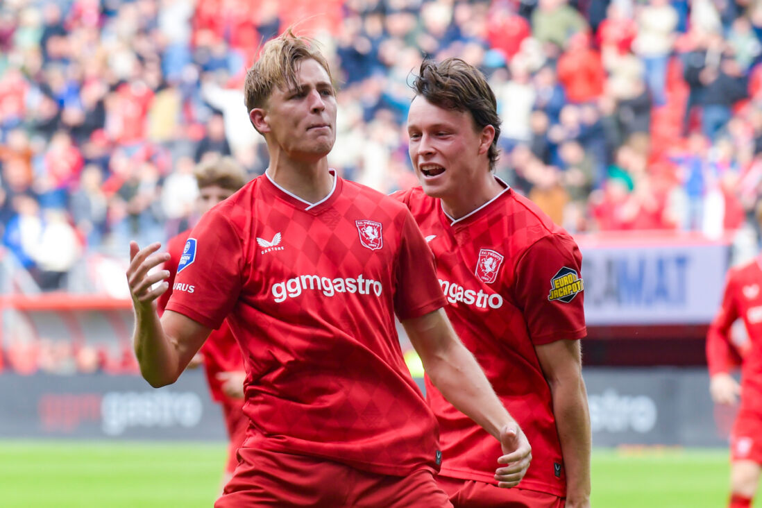 Max Bruns viert doelpunt